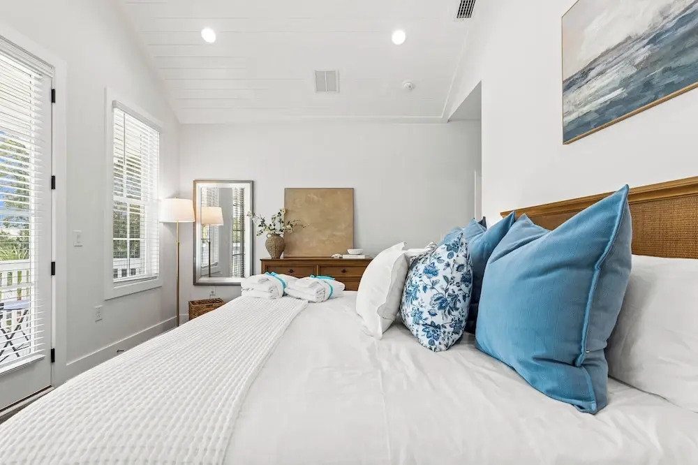 Spacious 6BR Beach Home Sleeps 15 Relax & Reconnect at Coastal Breeze