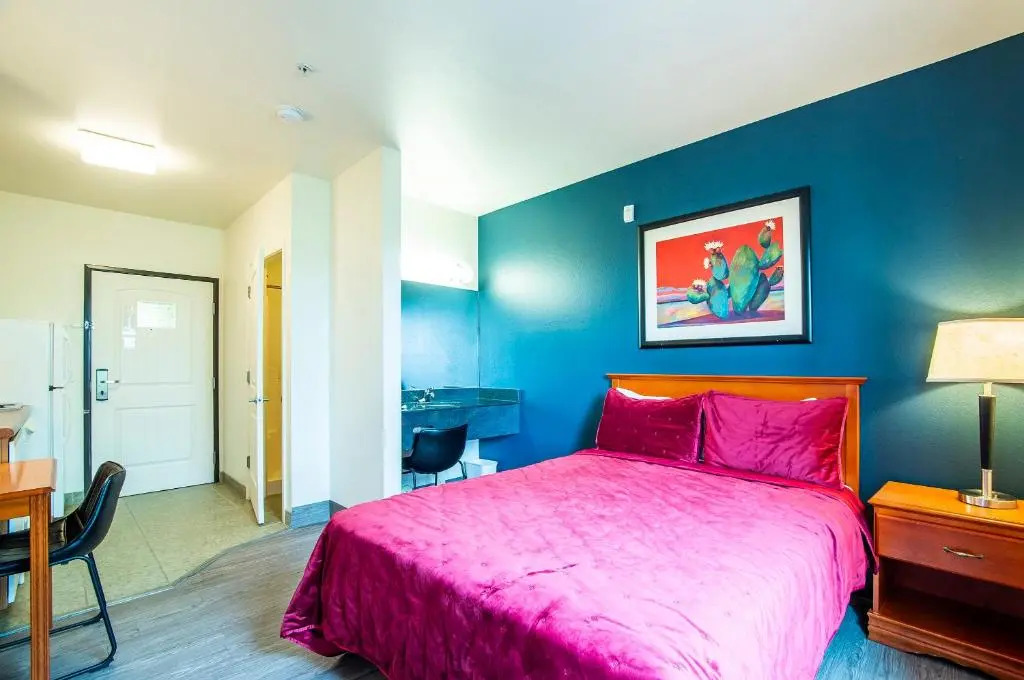 The Vistas 119 Modern studio with full kitchen 1st floor great location