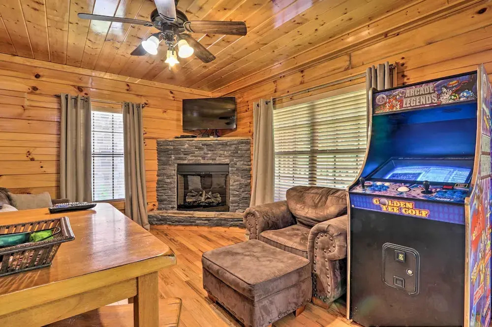 1 Mi to Dollywood: Quiet Cabin w/ Hot Tub!