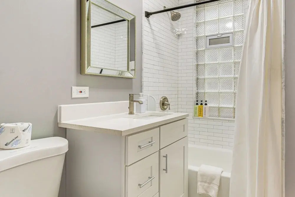 5 Mi to Dtwn: Ukrainian Village Apartment