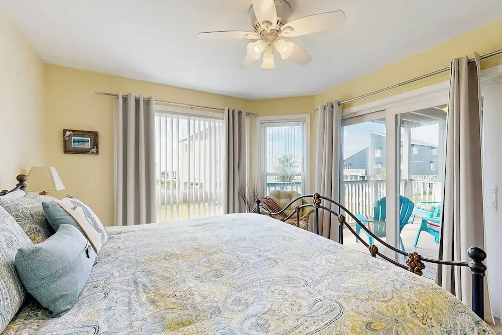 Walk to the Sand! Ocean-view Galveston Townhome