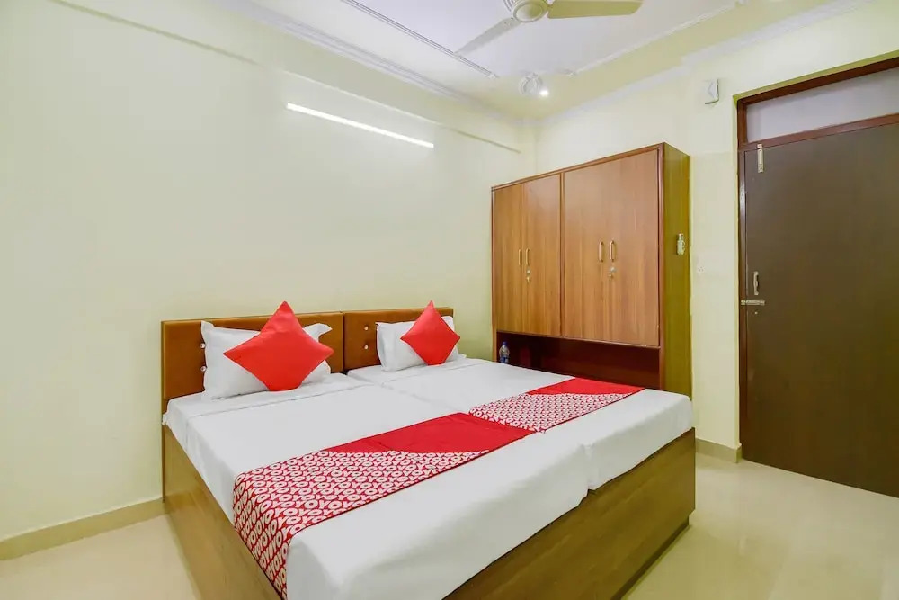 OYO Flagship 80569 Hotel Rishabh Inn
