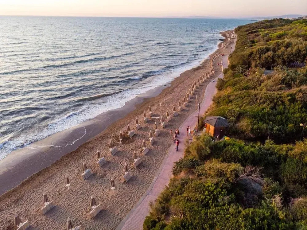 Residence with private beach in San Vincenzo
