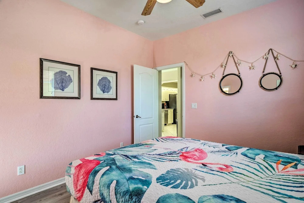 'villa Coral Mermaid' Getaway w/ Pool!