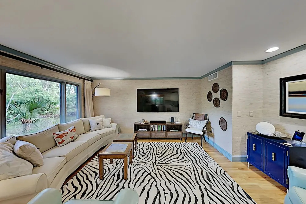 Stylish Fairway Oaks - Walk To The Beach! 3 Bedroom Home