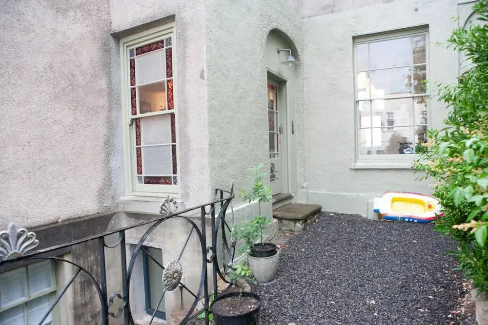 Spacious 3 Bedroom Georgian House in Bristol