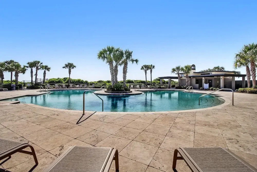 Attractive Home Steps From Ocean With Pool, Central AC, Deck & Fast Wifi