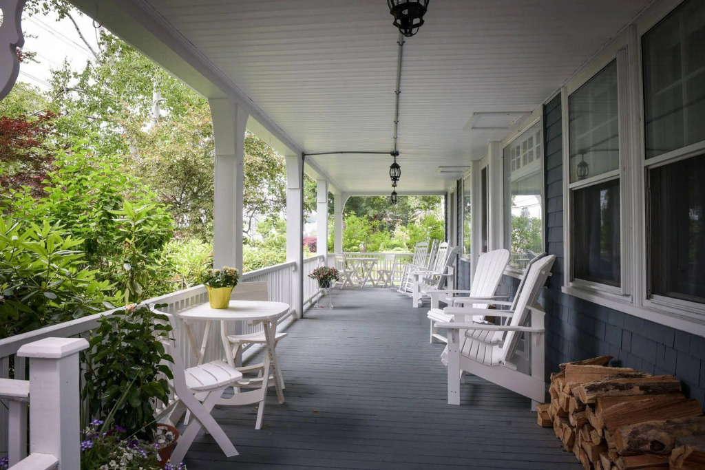The Harbor Inn