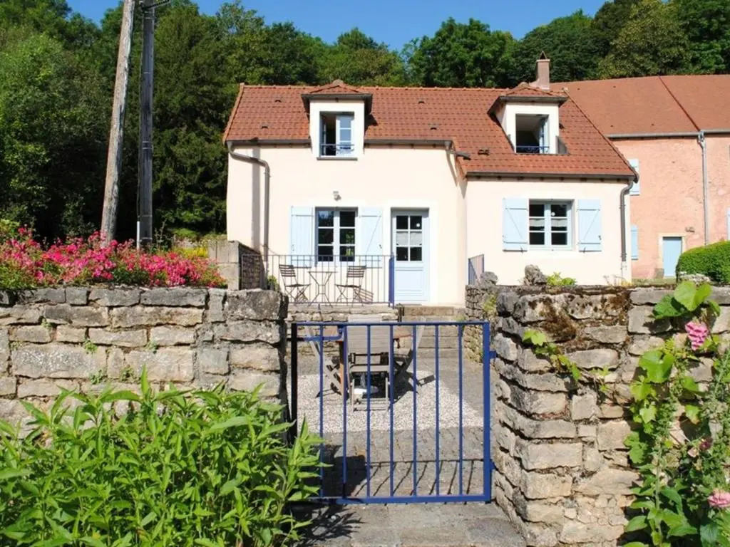 Maison charmante à Langres avec Wi-Fi et parking - FR-1-611-43