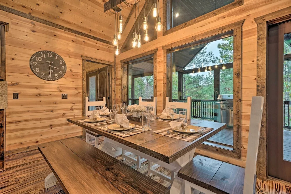 Broken Bow Cabin: Deck w/ Hot Tub & Pool Table