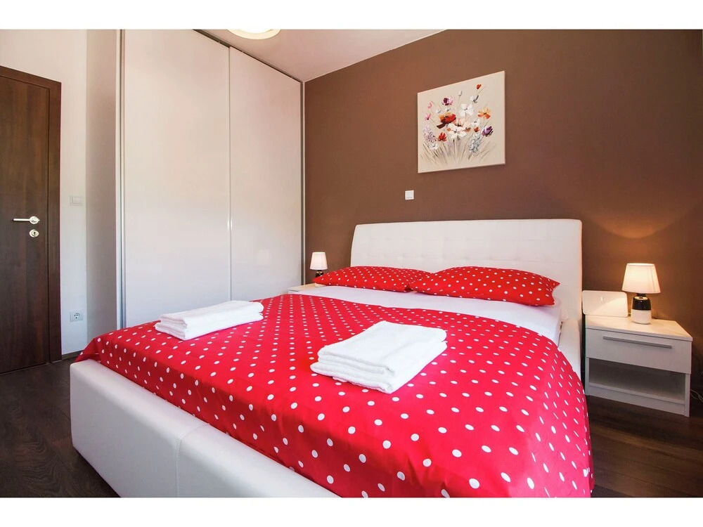 Modern 3 Bedroom Apartment, With 2 Bathrooms, Kitchen, Living Room and Airco