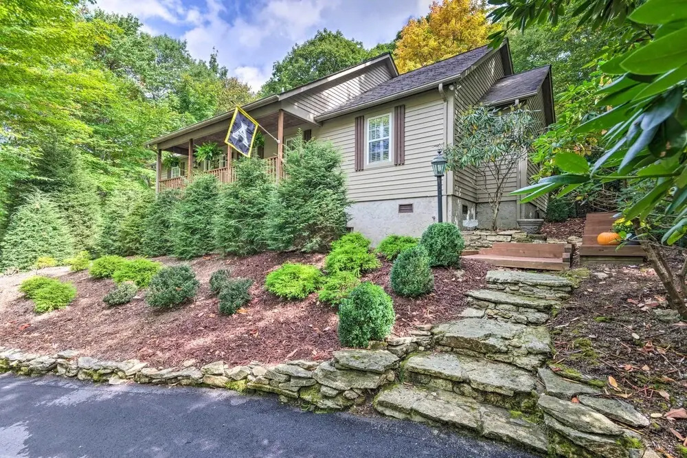 Screened Porch + 3 Decks: Beech Mountain Cabin