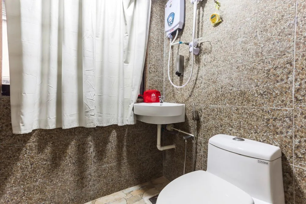 Everest Hotel by OYO Rooms