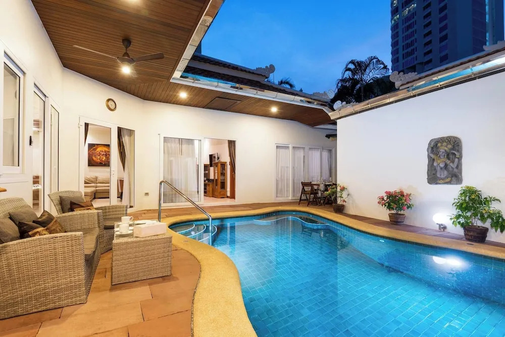 Luxury 4BR Pool Villa Pratamnak Soi5 - 50m to Beach