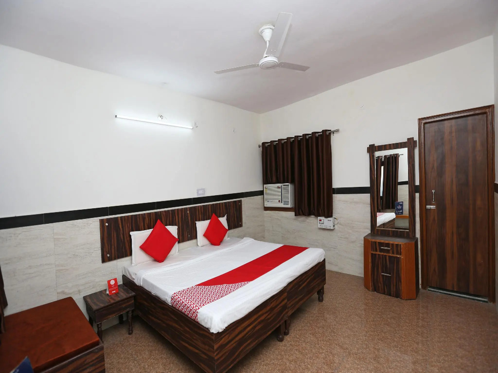 OYO 19948 Hotel Goverdhan