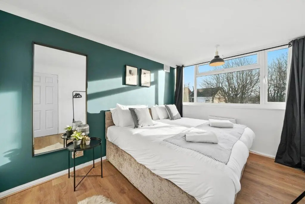 Cosy 3 Bedroom with Free Parking, Garden and Smart TV with Netflix by Yoko Property