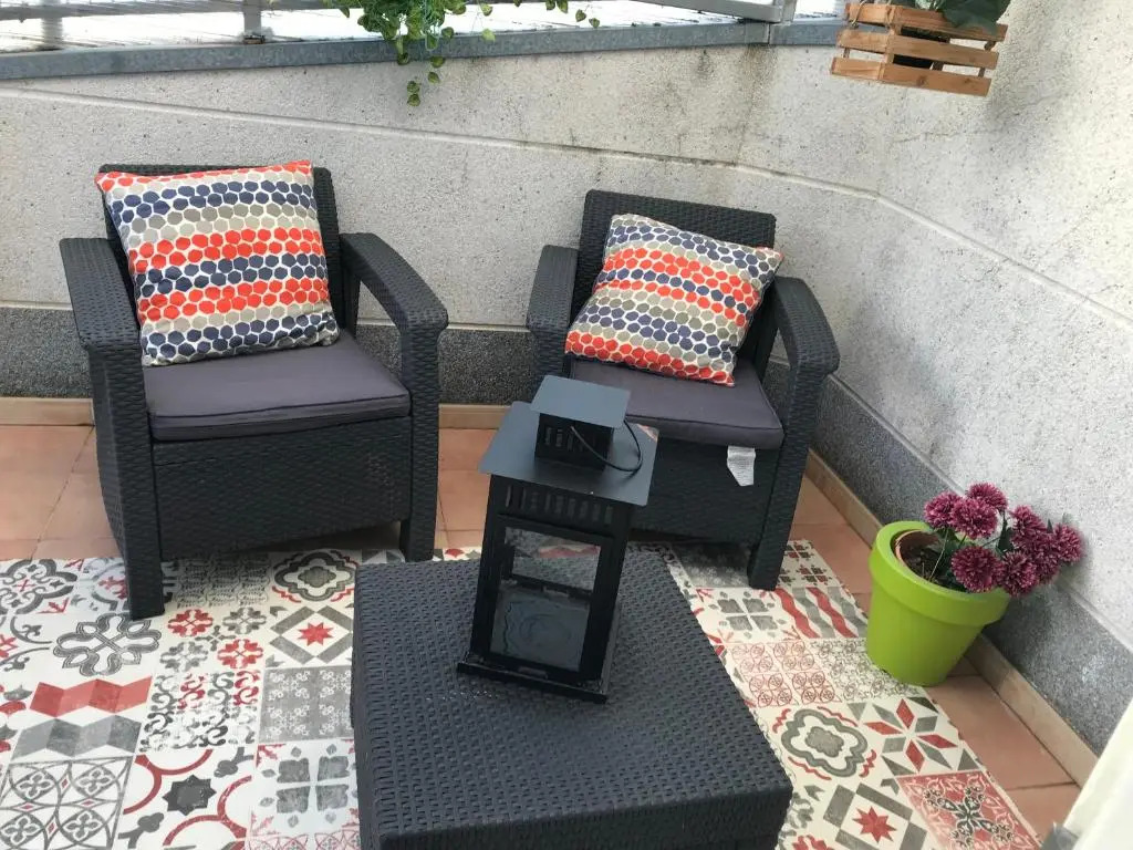 apartamento con amplia terraza cerca del hospital clínico
