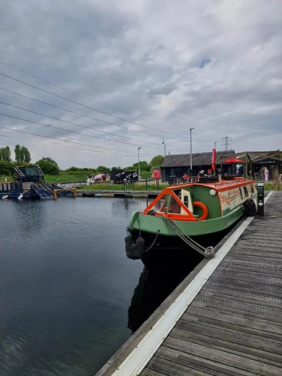 NEW 2022! Fixed stay characterful narrowboat at the Kelpies, Marigold Sunset
