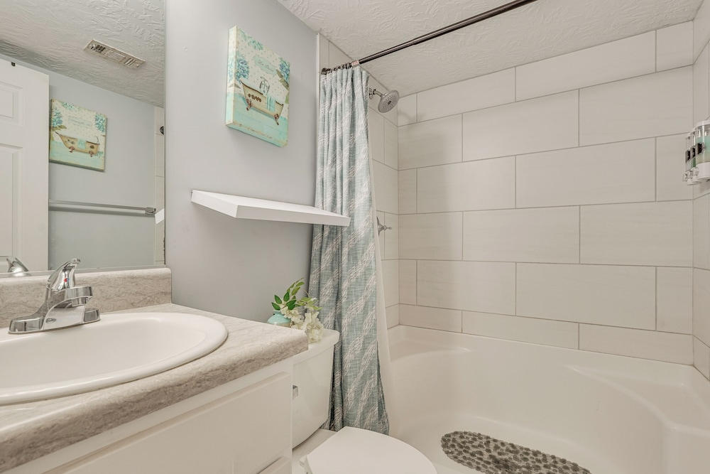 7 Mi to Downtown Fun! Spacious Augusta Condo