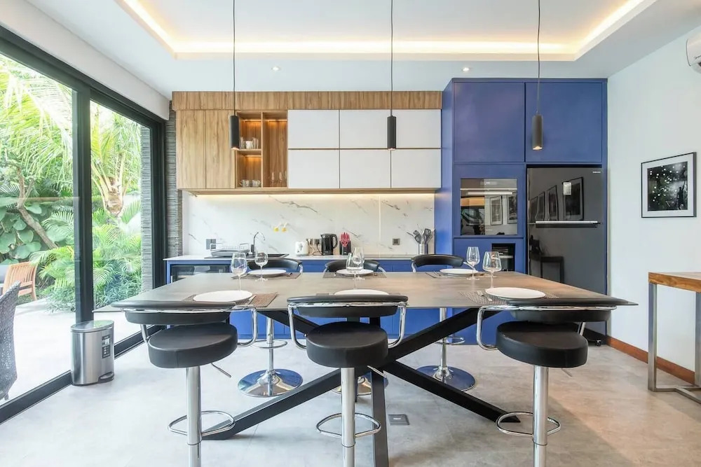 Elegant 3BR Retreat, Stylish Modern Villa Seminyak