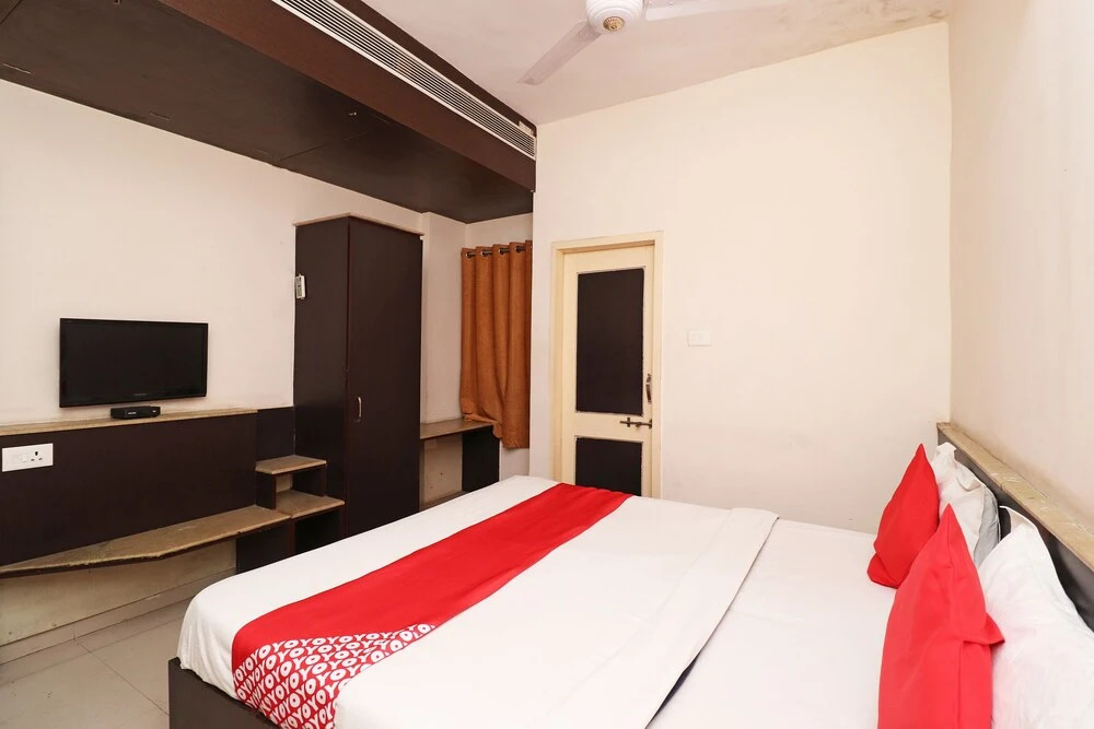 Oyo 28796 Hotel Rajhans