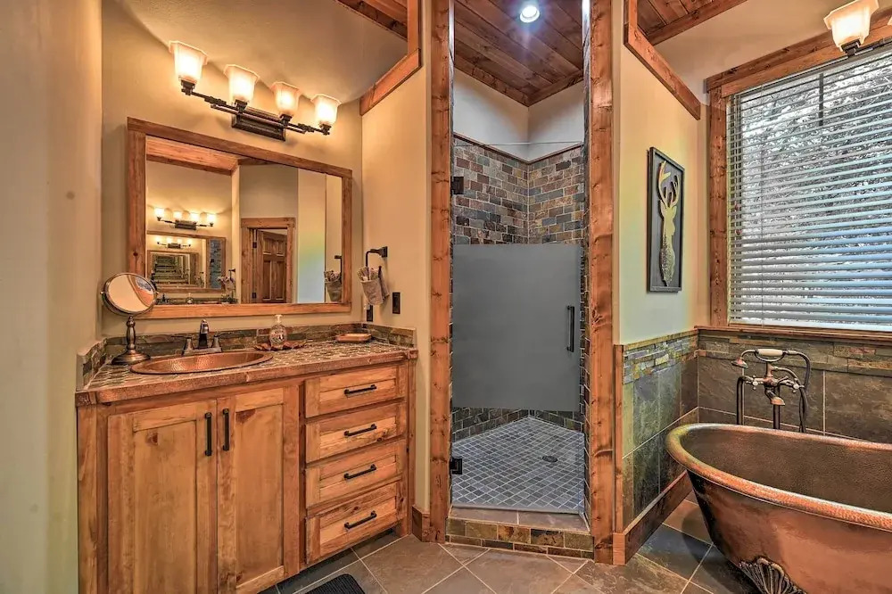 Luxe Broken Bow Cabin: Hot Tub ~ 3 Mi to Hochatown