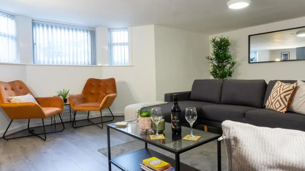 Air Host and Stay - Breckfield house sleeps 14, 7 bedrooms free parking LFC