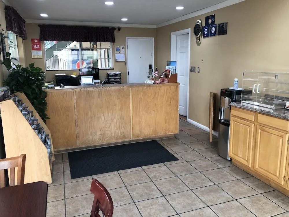 Knights Inn Motel