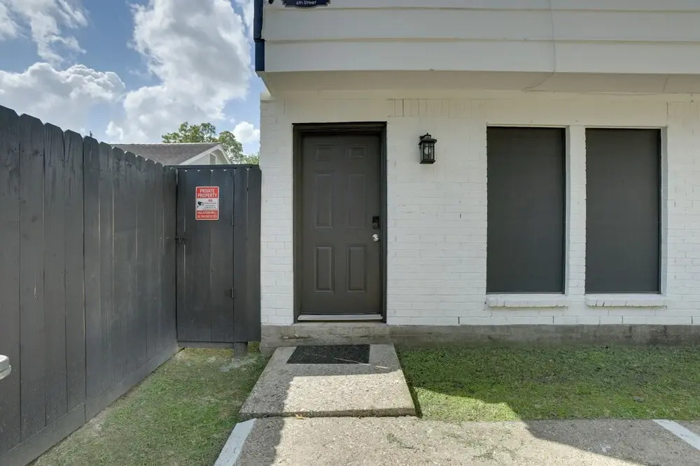 Pets Welcome! Humble Townhome 4 Mi to Airport