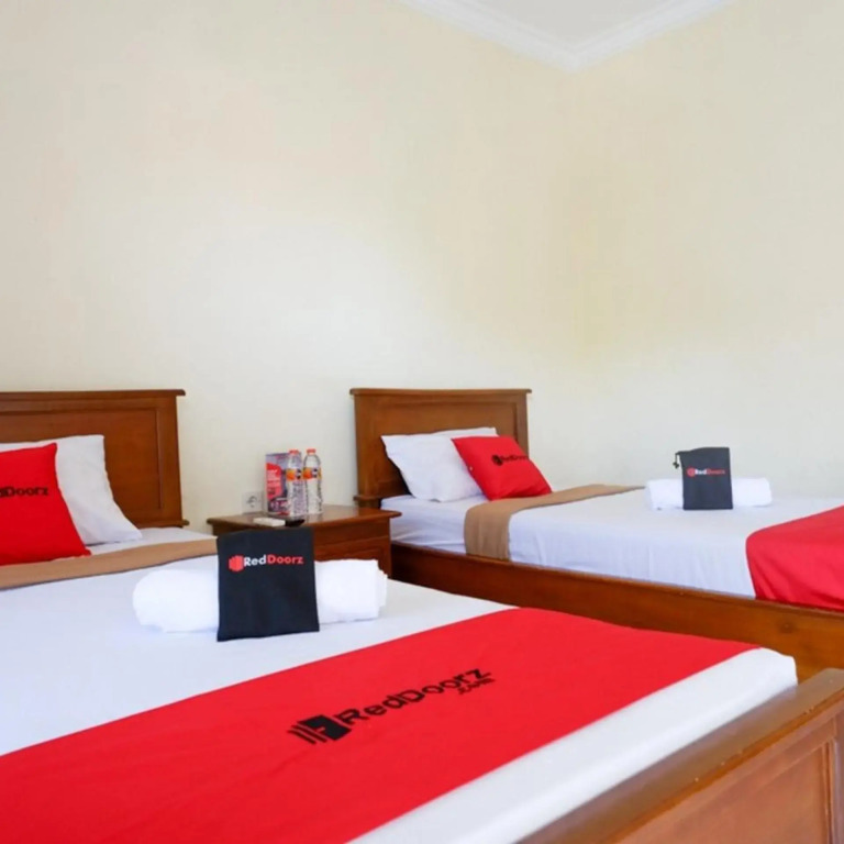 RedDoorz Plus near Stadion Wijaya Kusuma