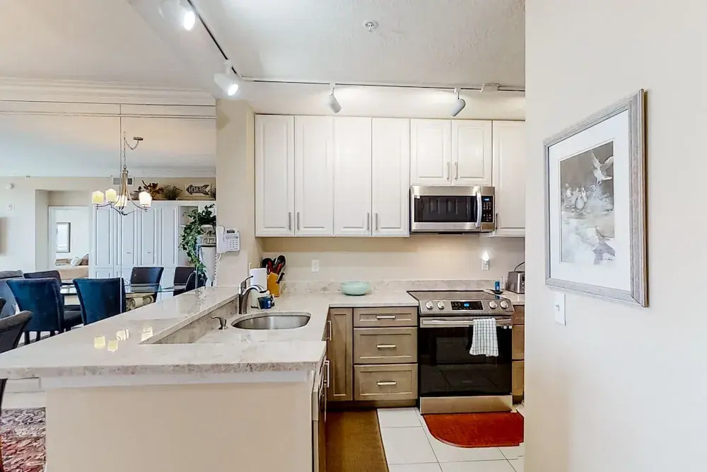 Oceanfront, 2nd-floor Condo With Balcony, Hdtvs, Wifi, AC & Shared Pool