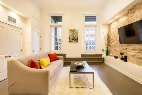 LazyKey Suites - Stylish 2BD Loft in the Heart of Old City