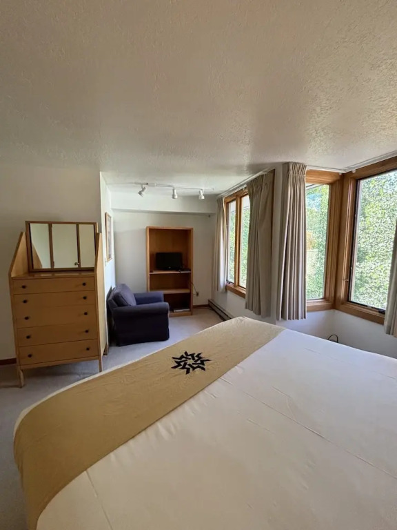 Large 3br Condo On Bus Route Argentine 1517 kids Ski Free 3 Bedroom Condo