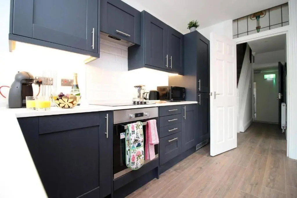 16 North Road Flat 4 by Mia Living Free Parking On Site