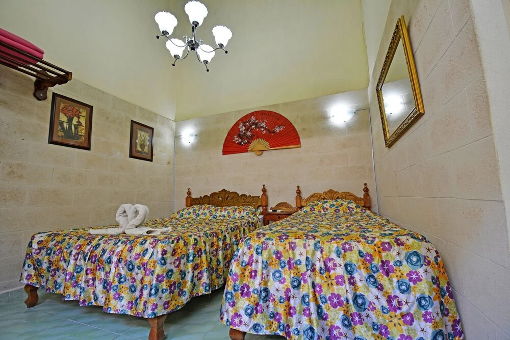 Cadena Hostal Roberto Carlos