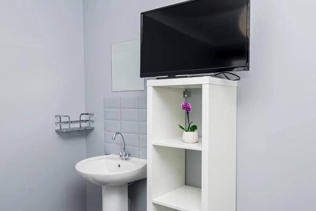 Shirley house 2, Self Catering Guest House, Self Check in, Smart locks, 10 min Walk to Southampton General, Aspire and Princess Anne Hospitals, Access to Fully Equipped Kitchen, Excellent Transport Links, Ideal for Longer Stays and Hospital Shifts