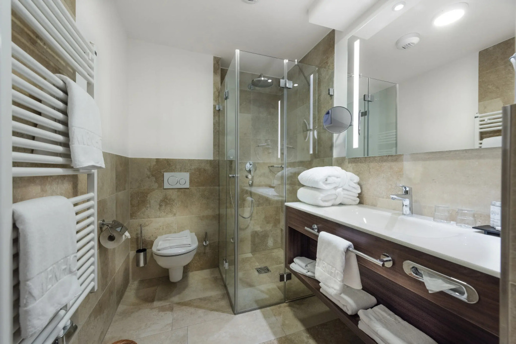 Hotel Norica - Thermenhotels Gastein mit dem Bademantel direkt in die Therme