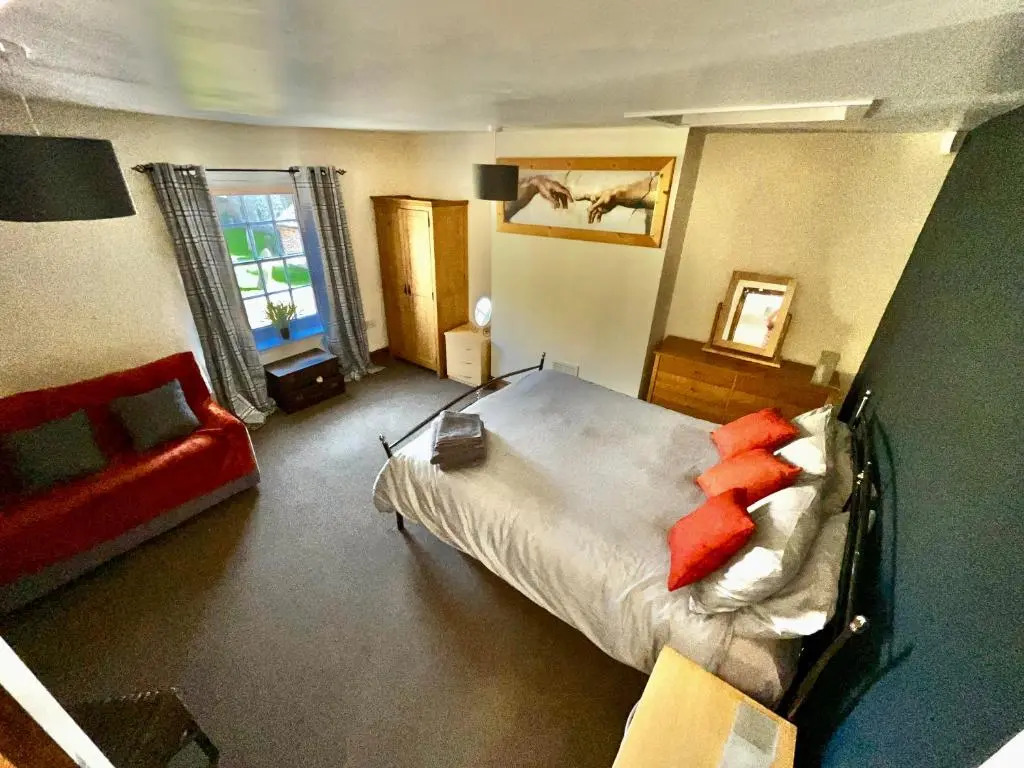 Stylish Historic Apartment - Sleeps 3 & Parking