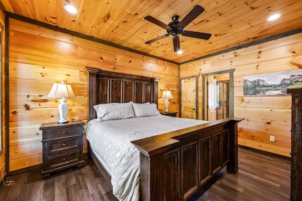 Mountain Skyy 3 Bedroom Cabin by RedAwning