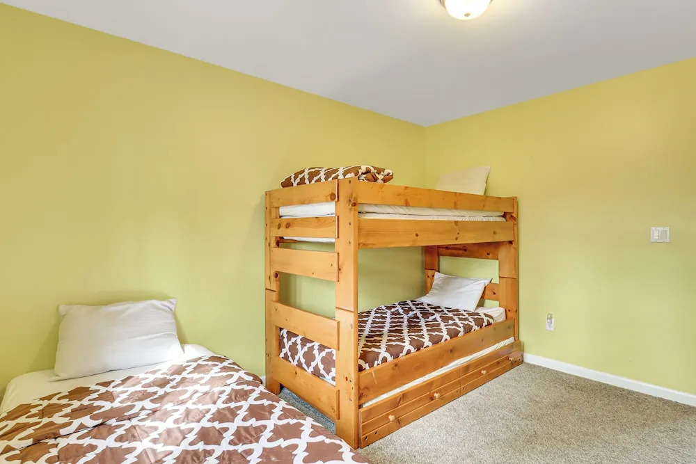 Pocono Retreat: Access to Community Lake & Beach!