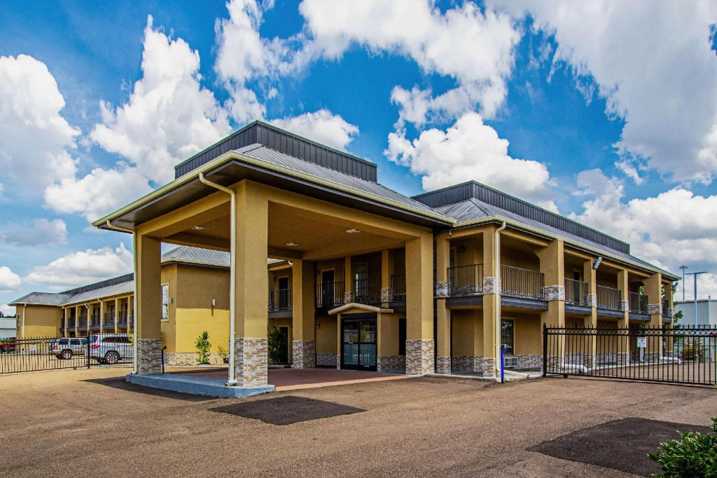Super 8 by Wyndham Jackson MS Near the Fairgrounds
