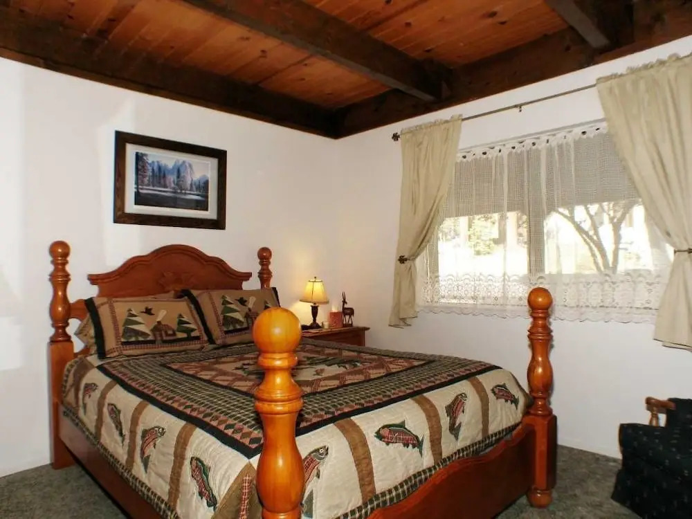 Tahoe Tree House  1831m 3 Bedroom Cabin