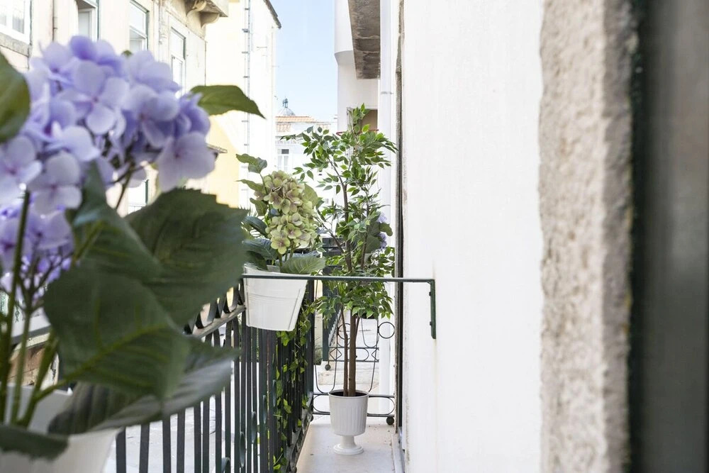 ALTIDO Chic 1BR Apt w/balcony close by Graça Viewpoint & tram stops