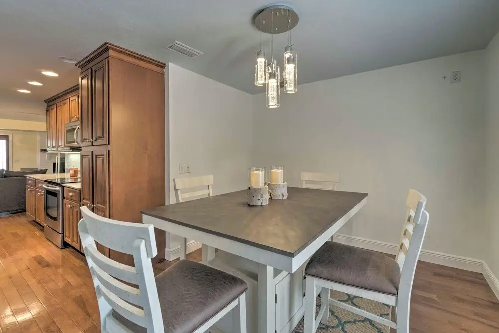 Bright Sarasota Bungalow - 5 Mi to Siesta Beach!