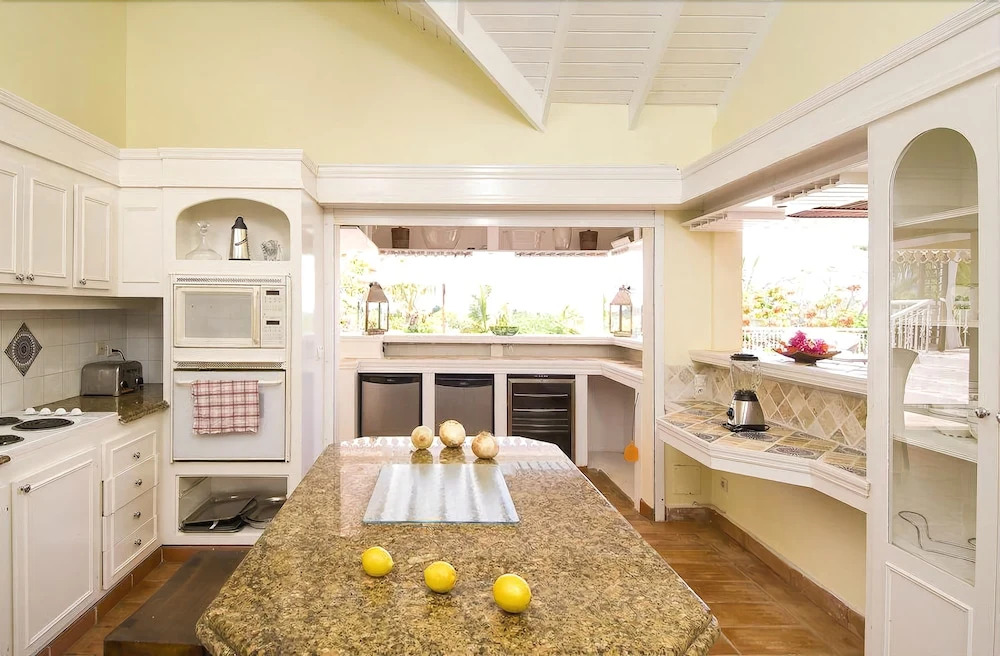 Charming Tropical Villa, Walk to the Beach! AC, Pool, Free Wifi, Concierge, Ideal for Families