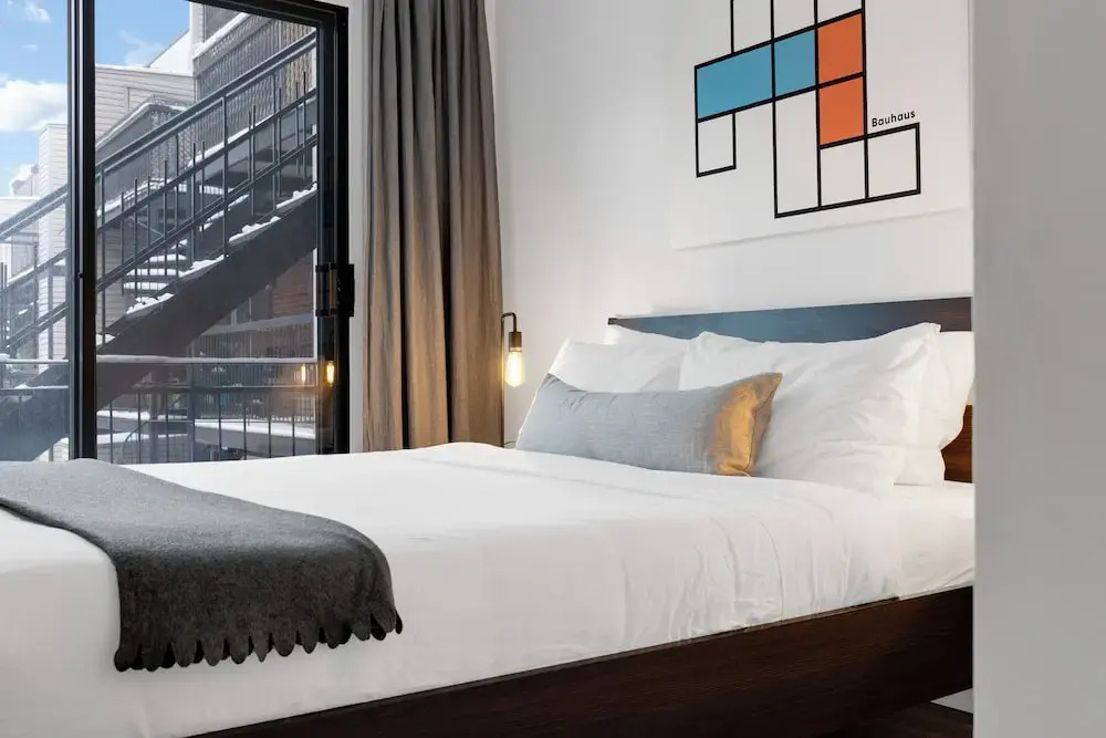LiV MTL Urban Spacious Group Suites Near Downtown Montreal