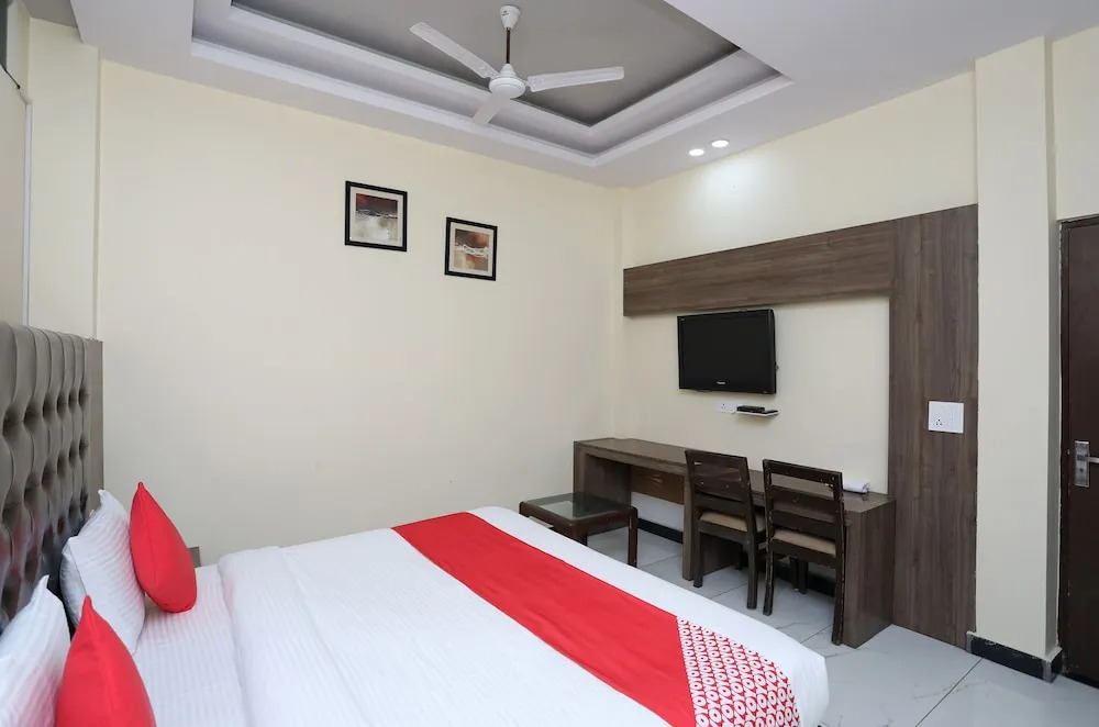OYO 19824 Hotel Doon Palace