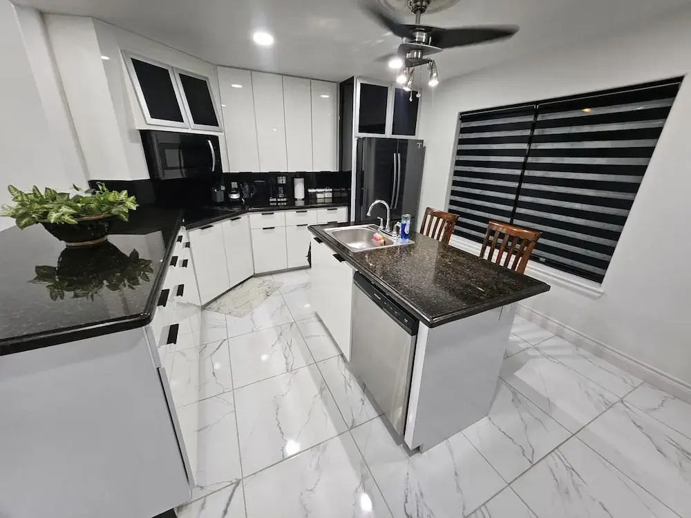 Family Luxury home with Pool in McAllen near by hospitals and stores