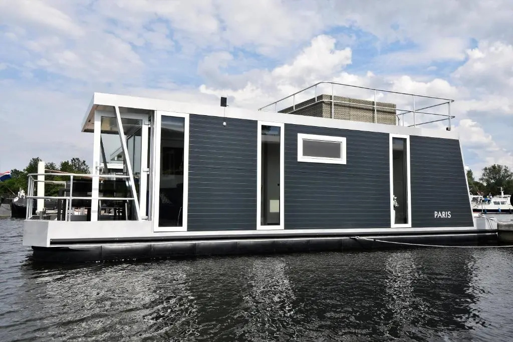 Cosy floating boatlodge, "Paris"