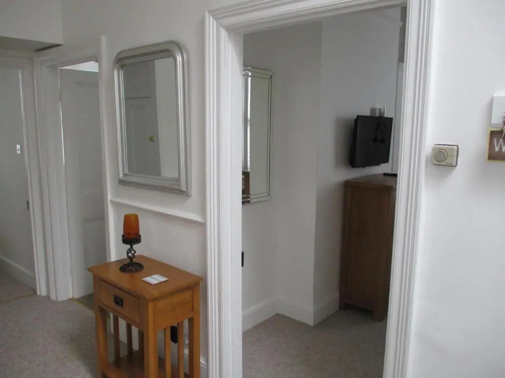 3 Bed Flat - Sleeps 5 - Garden - Parking - Wifi